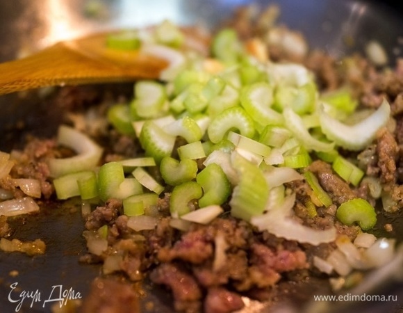 Добавьте сельдерей и обжарьте в течение 10 минут.