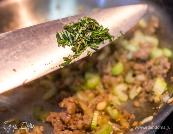 Мелко нарежьте розмарин и добавьте в сковороду. Добавьте орегано, соль и перец по вкусу и хорошо перемешайте. Обжарьте в течение минуты и уберите сковороду с плиты. Если у вас нет свежего розмарина, то замените его на сушеный.