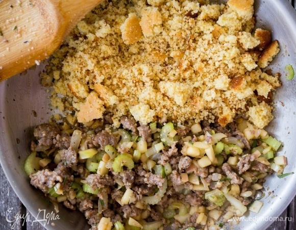 Готовый фарш с яблоком и сельдереем добавьте в миску с кукурузным хлебом.