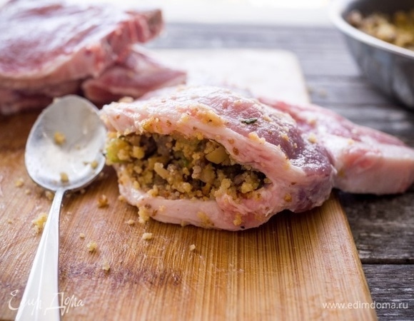 Нафаршируйте каждую отбивную начинкой по 1,5–2 ст. л. начинки.