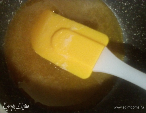 Ставим на средний огонь. Мешаем и варим до красивого золотистого цвета. Потом выливаем на подготовленную поверхность. Осторожно, не переварите. Иначе леденец будет с пикантным привкусом. Застывает быстро. Для украшения поломать. Белый шоколад тоже расплавить, разровнять, для украшения поломать.