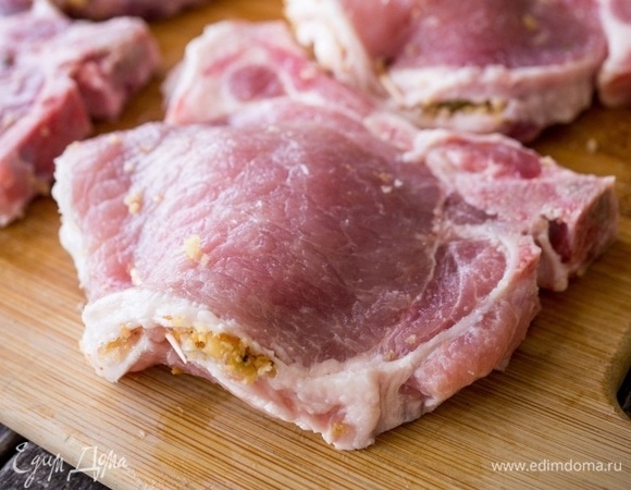 Скрепите зубочисткой края отбивной.