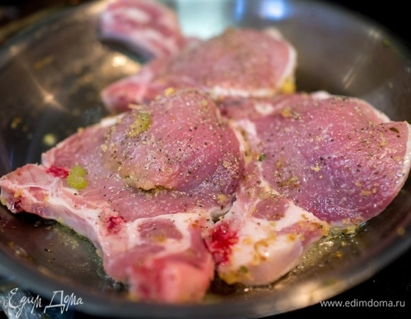 Разогрейте оливковое масло на сковороде и поместите отбивные на сковороду. Посолите и поперчите по вкусу.