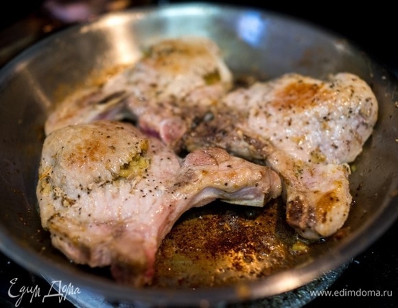 Обжарьте отбивные с двух сторон на среднем огне до получения золотистой корочки.