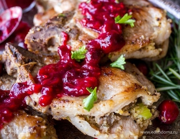 Готовые отбивные полейте ягодным соусом и подавайте на стол.