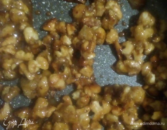 Для украшения немного орехов я карамелизировала, брала сахар и орехи в пропорции 1:1. Кладем в емкость на огонь, не трогаем. Как только сахар почти расплавился, быстро перемешиваем и выкладываем на любую поверхность. Для украшения поломать.