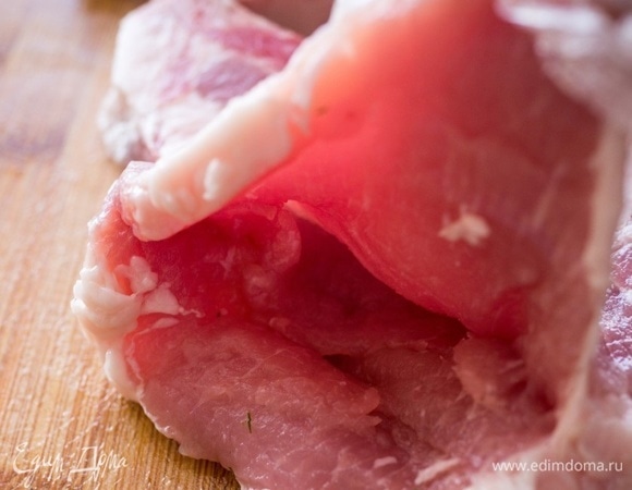 Разрежьте по центру отбивную, сделав глубокий разрез в виде кармана.