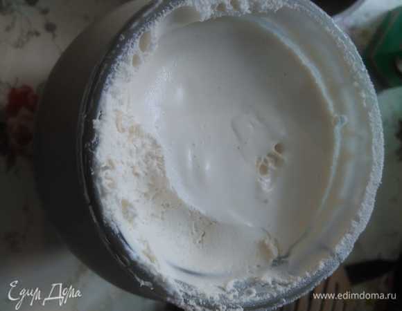 Делаем крем. Пользуюсь исключительно натуральными продуктами. Творог варю сама, для торта делаю его мягким. Сливки у меня сепарированные. Можете воспользоваться моим рецептом — https://www.edimdoma.ru/retsepty/122305-domashniy-tvorog-i-smetana. Кстати, в крем пойдут не только сливки, но и сметана, сделанная по этому рецепту. Можно, наверное, заменить ингредиенты на производственные.