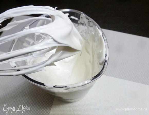 Яйца разделить на белки и желтки. Понадобятся только белки. Взбить белки, постепенно подсыпая мелкий сахар, до устойчивых пиков. При взбивании добавить щепотку соли.