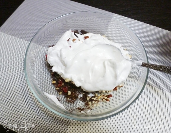 Аккуратно вмешать наполнитель в безе.