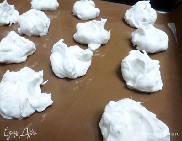 На силиконовый коврик столовой ложкой выложить будущее безе. Предварительно разогреть духовку до 170°C. Поставить противень в разогретую духовку на 4 минуты, затем выключить духовку. Не открывать ее минимум 2 часа, пока духовка полностью не остынет. А лучше такие безе выпекать на ночь. Я так и делаю.