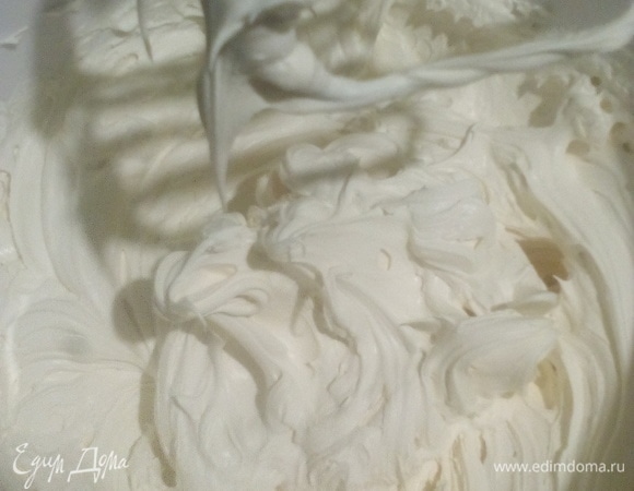 Сливки охлажденные взбиваем осторожно, чтобы не взбились в масло.