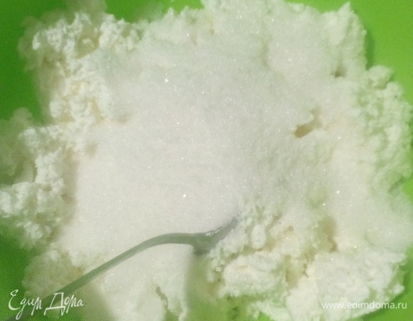 Творог, сахар, ванилин растираем до исчезновения сахарных крупинок.