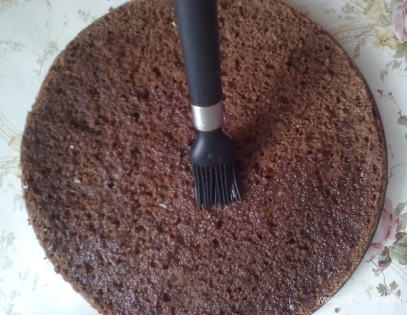 Осталось сложить торт. Все коржи пропитываем. Для пропитки все ингредиенты смешать, сварить сироп. После охлаждения можно добавить ароматизирующие вещества.