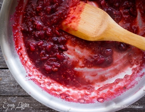 Помешивая, варите соус на среднем огне примерно 20 минут, пока он не загустеет.