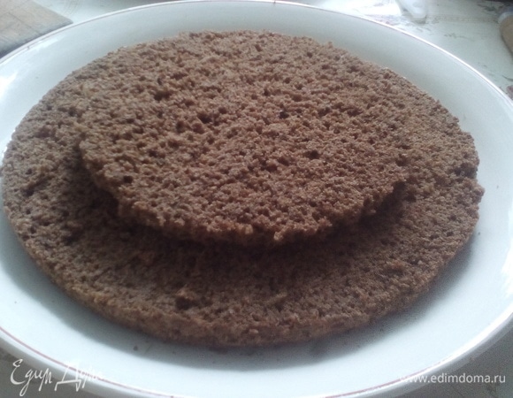 Шоколадный бисквит разрезаем на 2 части, сразу вырезаем 2 ярус диаметром 16 см.