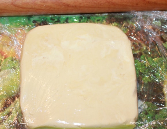 Поместить тесто между двумя слоями пищевой пленки, сформировать квадрат 15х15 см. Завернуть в пленку и убрать в холодильник на 1,5 часа.