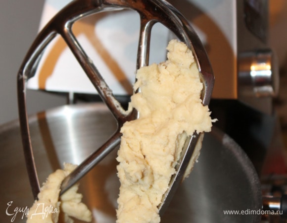 Не выключая машинку, добавить соль, уксус, потом — ледяную воду по ложке, пока тесто не начнет отходить от стенок. Как только сформируется мягкое, не липнущее к рукам тесто, перестать добавлять воду.