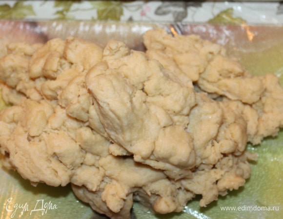 Выложить тесто на пищевую пленку. Между двумя слоями пищевой пленки придать тесту форму квадрата со сторонами 13х13 см. Убрать в пленке на полтора часа в холодильник.