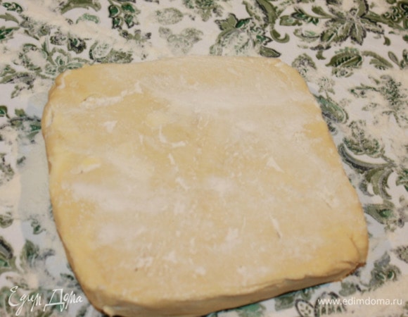 Слоеное тесто, соединение масляного и мучного. Положить первое масляное тесто на посыпанную мукой рабочую поверхность. Раскатать тесто в прямоугольник 30х18 см, слегка посыпая его мукой и переворачивая в процессе раскатки.