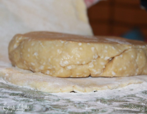 Положить второе тесто (мучное) на половину раскатанного первого (масляного). Накрыть другой половиной масляного теста. Залепить края полученного квадрата со стороной около 18–20 см. Завернуть в пленку и поместить на час в холод.