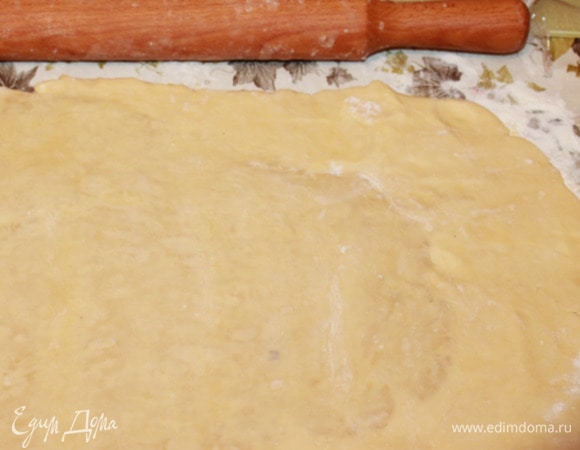 Раскатать тесто в прямоугольник 20х60 см. Сложить обе короткие стороны прямоугольника к середине. Сложить вдвое, чтобы получилось 4 слоя теста. Стряхнуть муку, завернуть в пленку, убрать в холодильник на полтора часа.