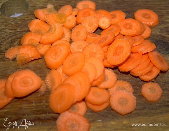 Нарезать морковь.