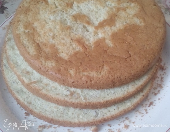 Кокосовый бисквит разрезаем на 3 части, третью тоже вырезаем диаметром 16 см.