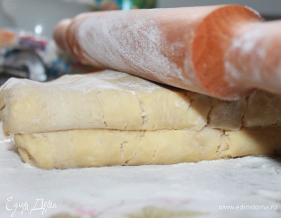 Положить перед собой как книгу. Раскатать так, чтобы ширина была в 3 раза больше, чем длина, сложить, как в предыдущем варианте. Стряхнуть лишнюю муку, убрать в холодильник на 3 часа, завернув в пленку. В таком виде можно хранить в холодильнике до двух суток.