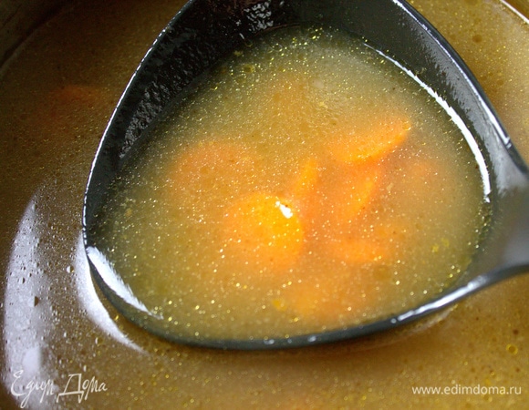 Бульон готовый процедить. Морковь по желанию оставить. Я люблю морковку.