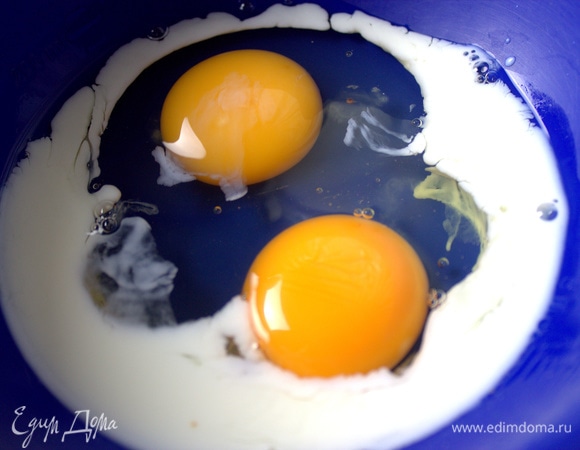 Для омлета в яйца влить молоко в пропорциях примерно 1:1.