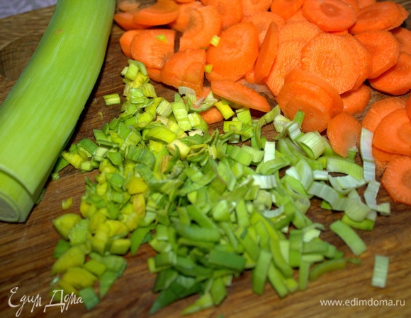 Лук-порей или любую зелень нарезать.