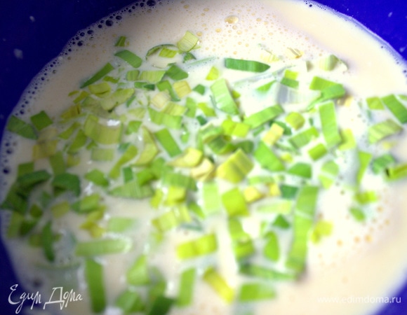 Всыпать в омлет.