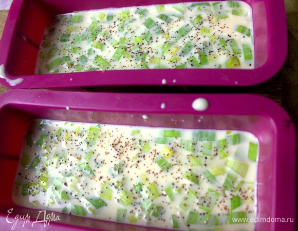 Перелить в силиконовые формы размером 15х7 см. Сверху посыпала немного чили. В оригинале омлет варился в пакетах минут 8–10.