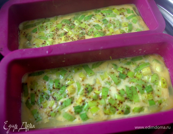 Попробовала поставить формы в воду и кипятить на среднем огне. Получилось долго, и омлет схватился только с краев.