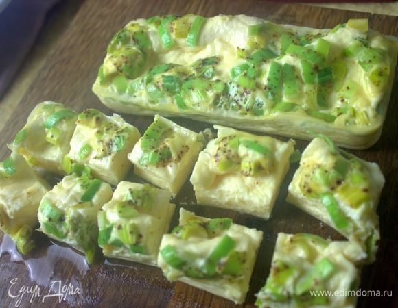 Перенести омлеты на доску. Они очень нежные, так как без корочки.