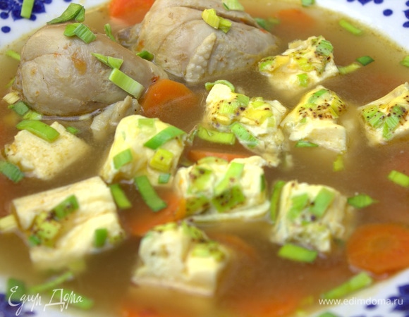 Налить бульон в тарелку и положить в него омлетные кубики.