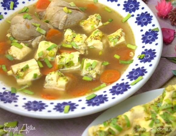 От курочки по желанию отделить мясо и тоже положить в тарелку. Я прямо на косточке положила, ножки были маленькие.