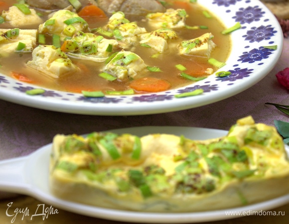 Получается вот такой омлетик примерно на порцию бульона, но это дело вкуса.