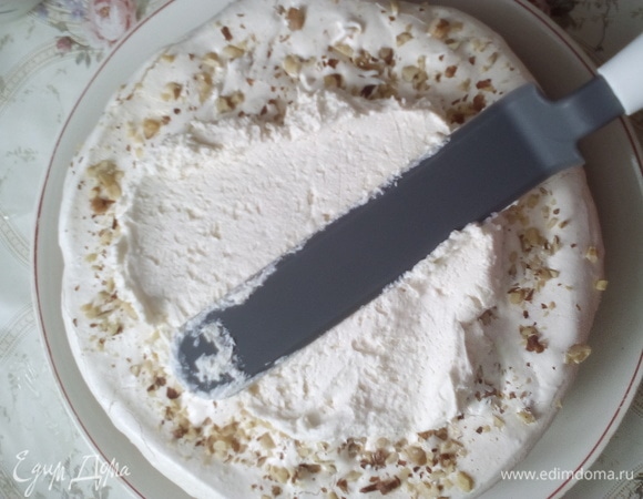 Кокосовый бисквит, крем, безе, крем.