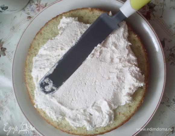 Кокосовый бисквит, крем.