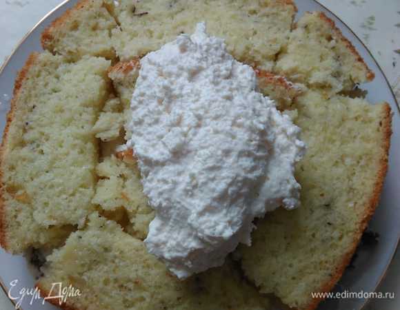 Верхний ярус: шоколадный бисквит, крем, кокосовый бисквит (обрезки от коржа диаметром 16 см), крем с черносливом, ганаш, орехи, кокосовый бисквит, крем.