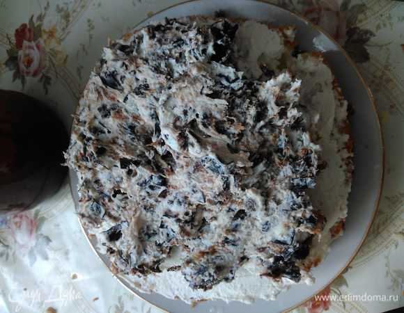 Чернослив для крема нарезать и смешать.