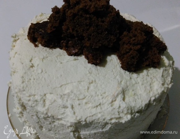 Выкладываем сверху горку из обрезков шоколадного бисквита.