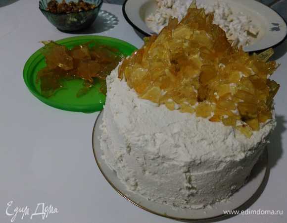 Обмазываем кремом и украшаем леденцами.