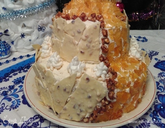 Остались последние шаги. Ярус соединяем, из леденцов продолжаем сооружать «драгоценную» гору, немного украшаем орехами. Бока украшаем белым шоколадом. И «сажаем» елочки. Получился очень вкусный торт. Изначально я пекла только первый ярус. Приятного аппетита!<br />
P. S. Попробуйте обязательно сварить творог сами. Из натуральных продуктов у вас получатся все блюда намного вкуснее и качественнее.