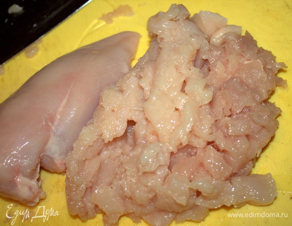 Порубить ножом куриное филе весом 600 г.