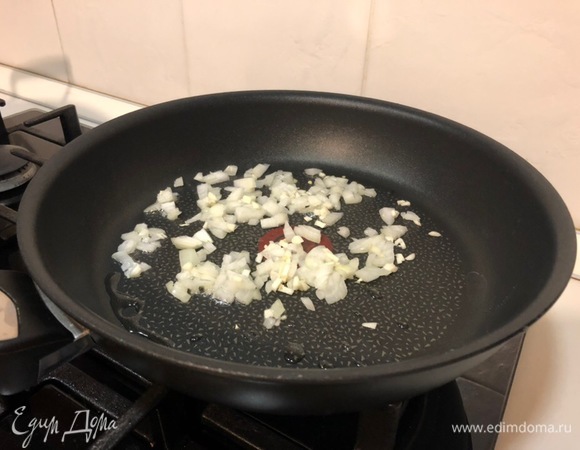 Измельчаем лук и чеснок, обжариваем до прозрачности.