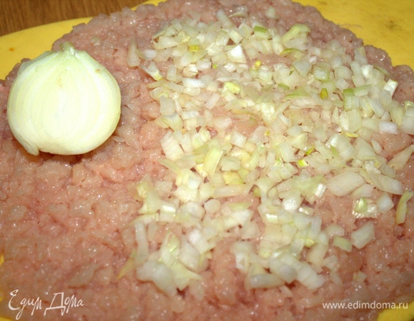 Покрошить лук.