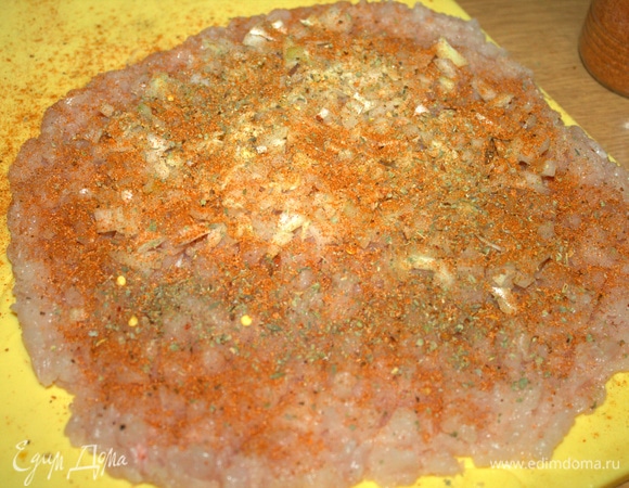 Посыпать фарш специями.